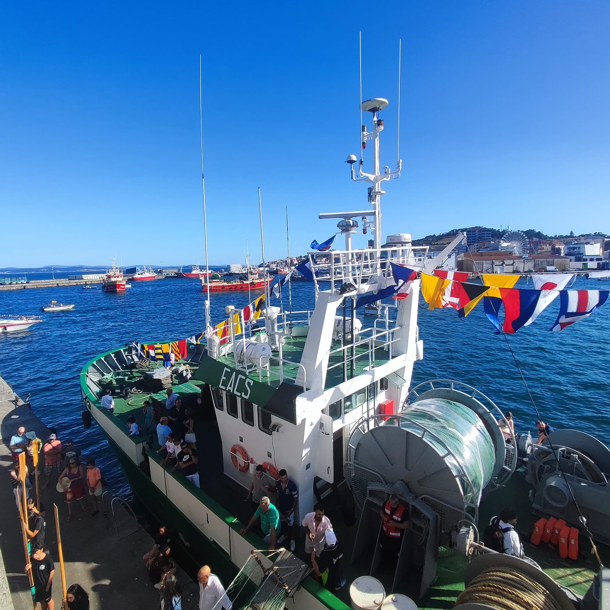 Barco de gala EACS engalanado con bandeirolas nun día de festa no porto de Ribeira