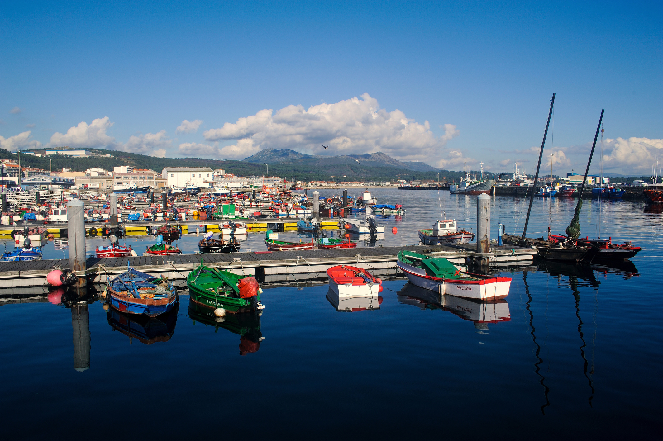 Porto de Ribeira coa flota de baixura amarrada