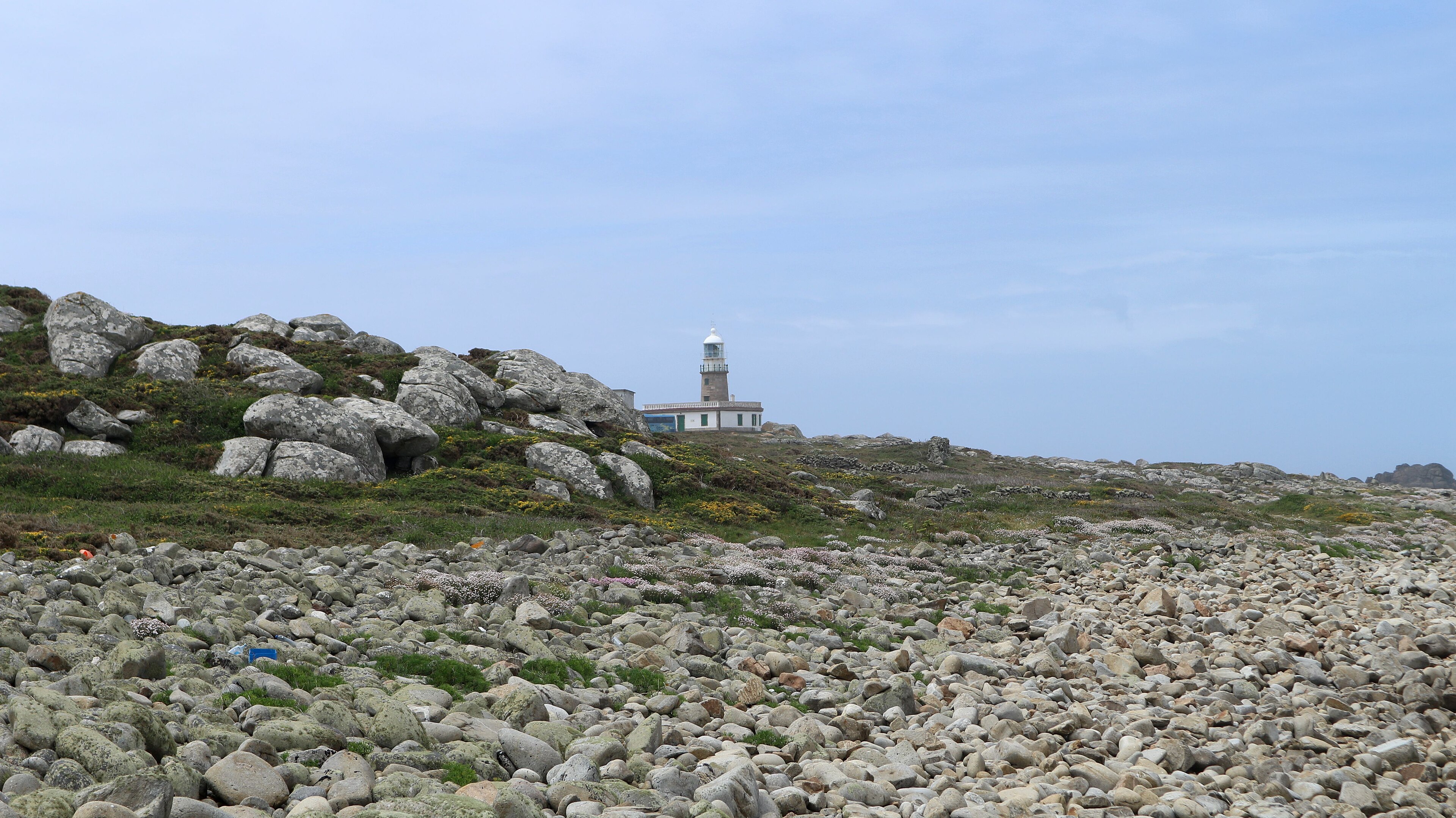 Faro de Corrubedo sobre as rochas de granito, Ribeira
