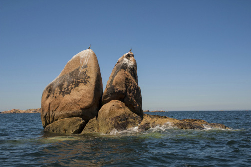 Os penedos da Forcadiña, en Couso, sobre o mar