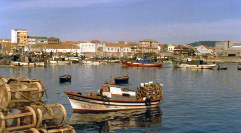 O porto de Aguiño en 1985, con nasas no peirao e lanchas fondeadas