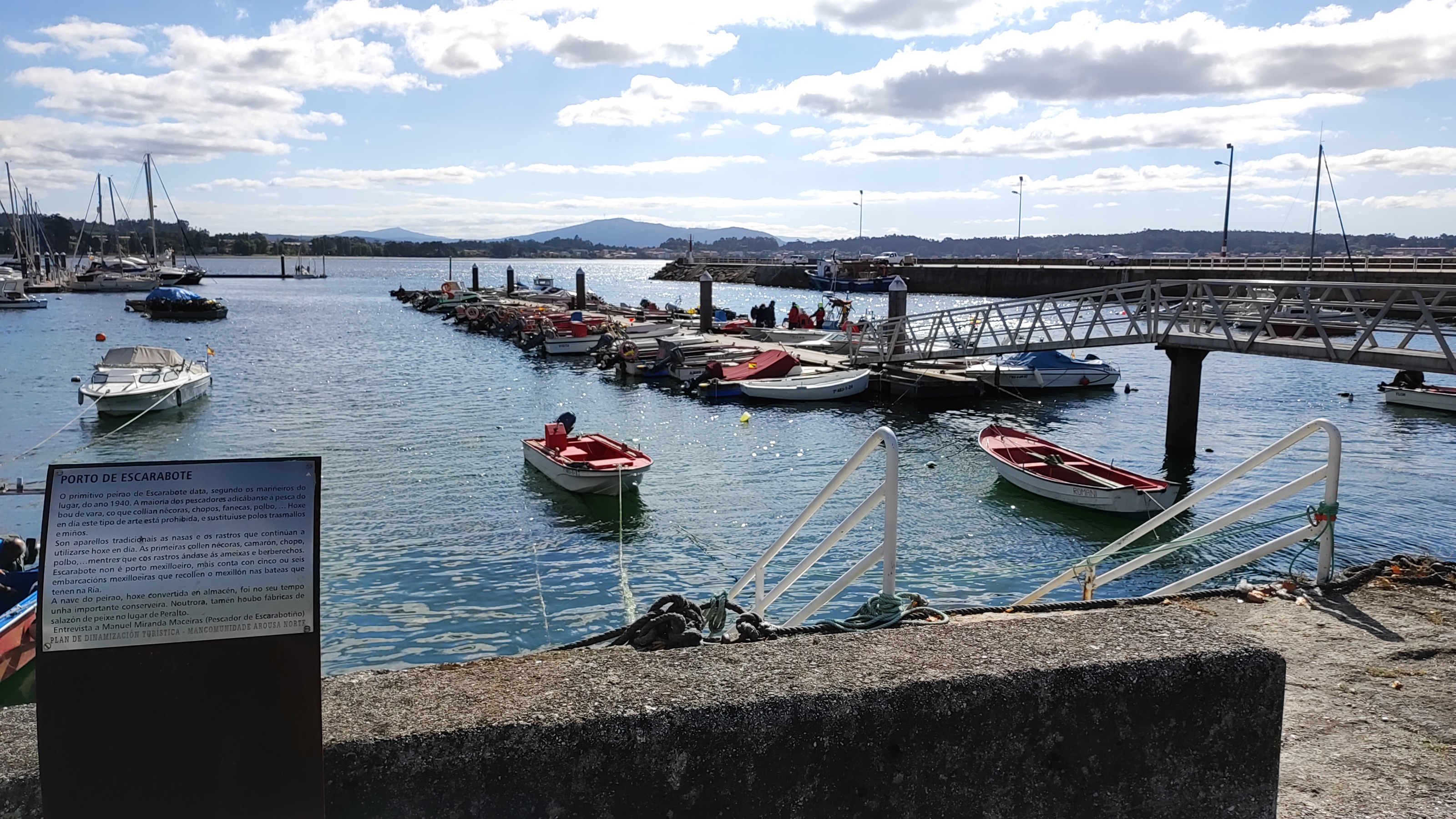 Porto de Escarabote, en Boiro, con embarcacións de litoral na Ría de Arousa
